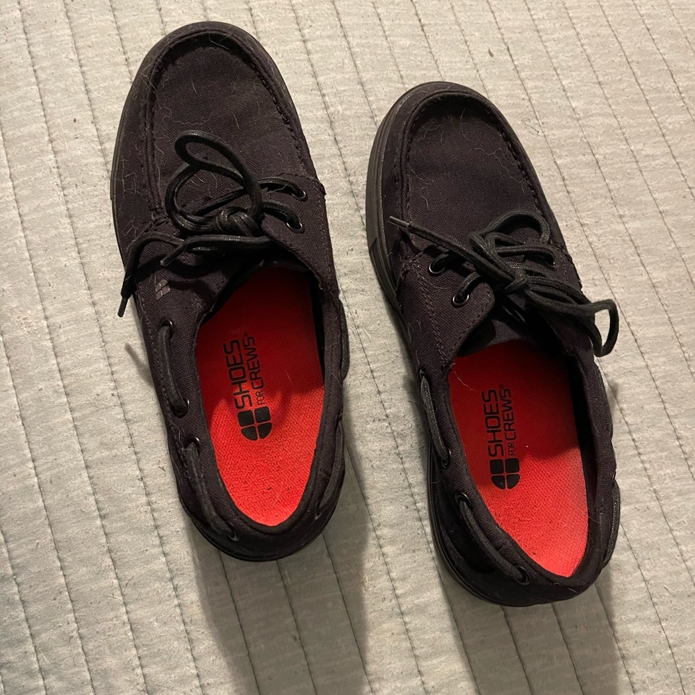 Size 8 Women’s non slip shoe.